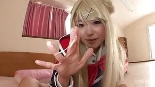 Una chica asiática sexy le hace una paja a un afortunado.