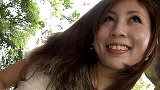 可爱的少女湿润的阴部被轻轻抚摸了一下