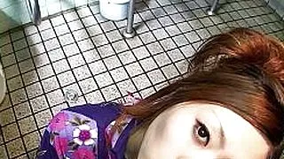 日本の伝統的な十代の芸妓が、日本の公衆トイレで見知らぬ男性を助け、無修正のフェラチオをする