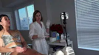 Asyalı güzel yüzüne ağda yaptırdı.
