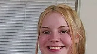 Çaresiz Amatörler: Seksi sarışın Tatiana, porno dünyasına yeni adım atmışken, seksi minyon Asyalı Nikko büyük ve sert bir penis tarafından becerilirken, Tatiana da penis emiyor.
