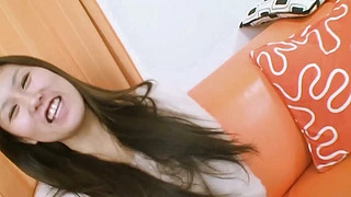 Siyah saçlı güzel Asyalı Nagisa Fukushima, adamı ısıtmak için onun evine gitti.