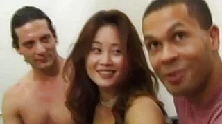 亚洲小可爱被两个男人轮奸